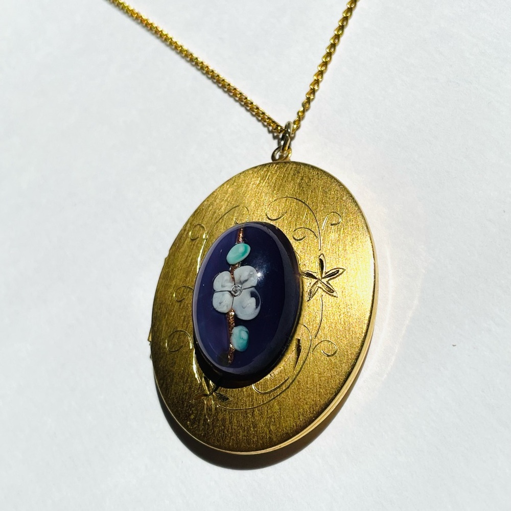 Vintage Locket With Etched Design And Glass Cherry Blossom Cabochon - Picture 4 of 10